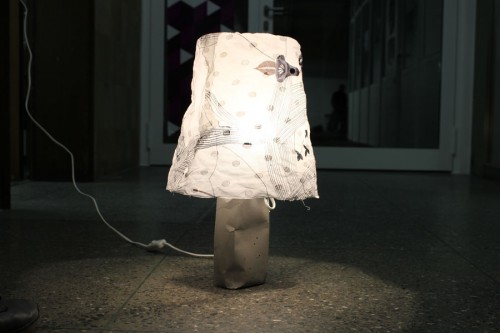 deformierte Milchtüte + ausgehärteter Gardinenstoff = selbstgebaute Lampe