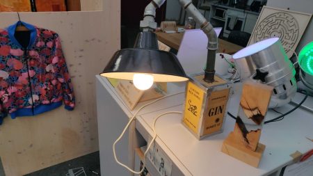 Recycling-Lampe und selbstgenähter Blouson
